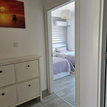 Spacious Beachfront Two-bedroom In Caesar Apartman Bogazi