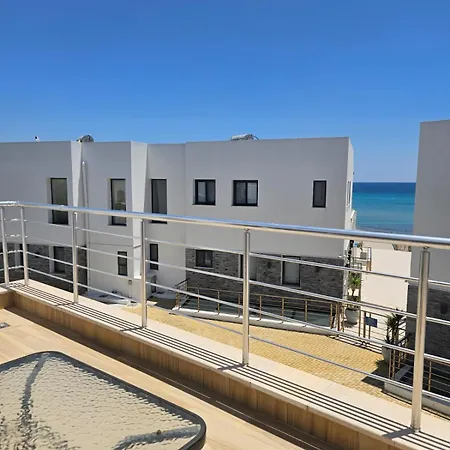 Spacious Beachfront Two-bedroom In Caesar Apartman *